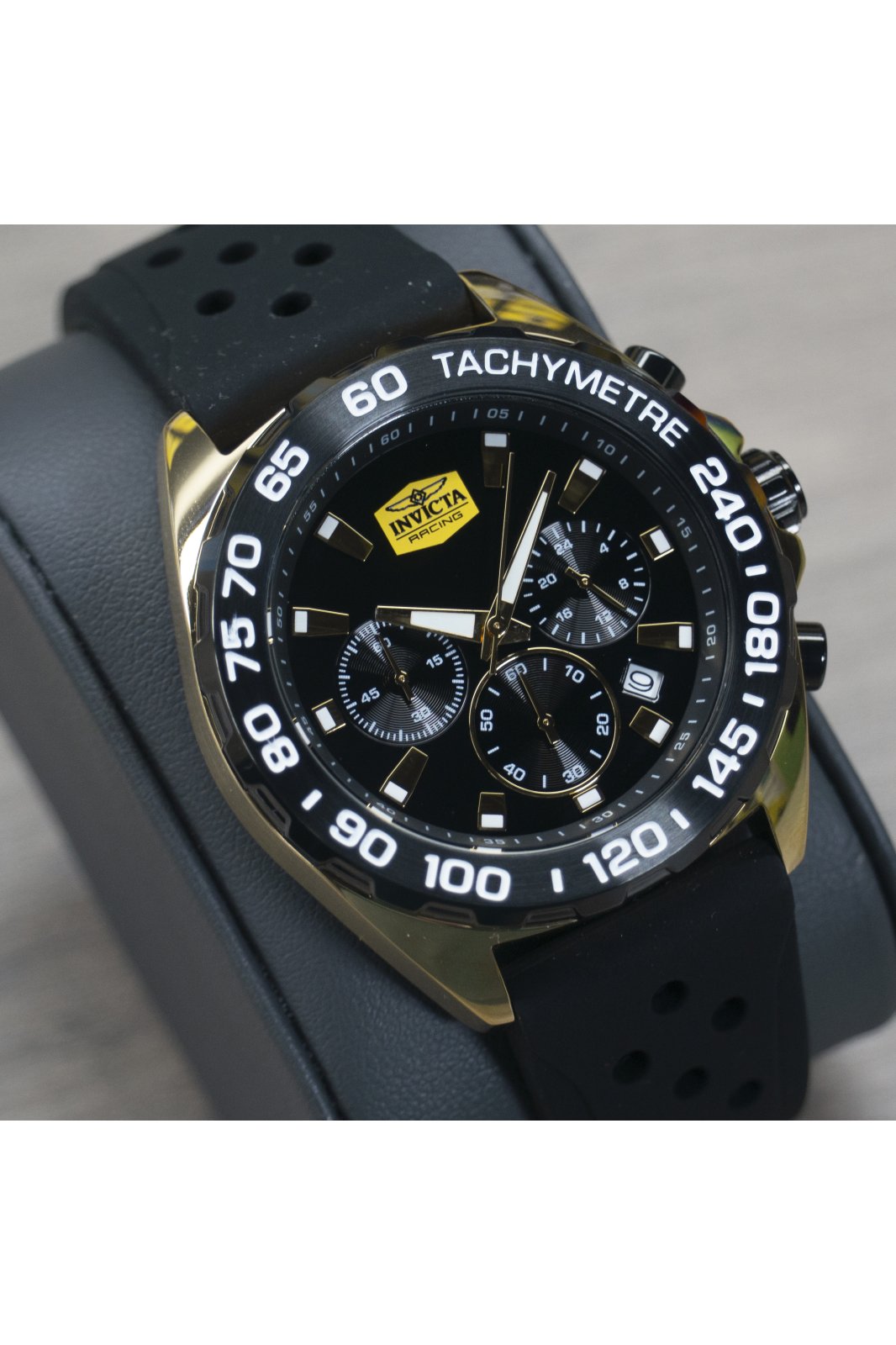 Invicta Racing 47769 Herrenuhr - Quarzwerk - Edelstahl mit schwarzem Zifferblatt - 43 mm