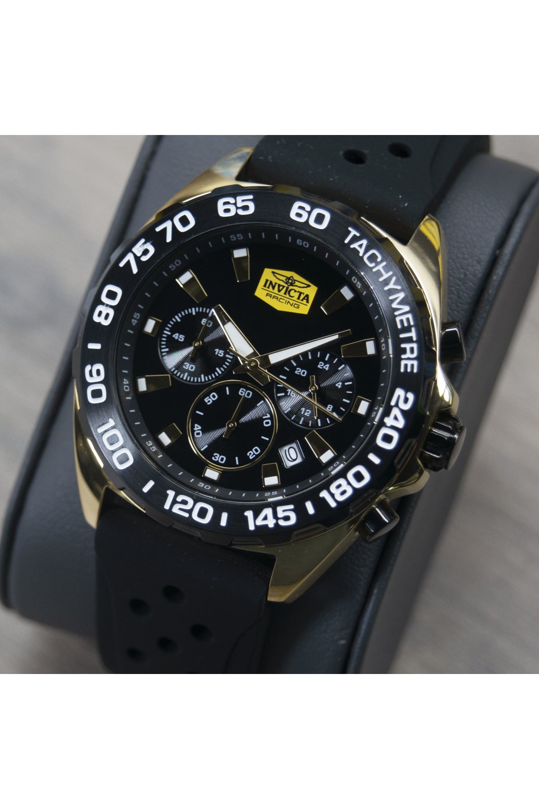 Invicta Racing 47769 Herrenuhr - Quarzwerk - Edelstahl mit schwarzem Zifferblatt - 43 mm