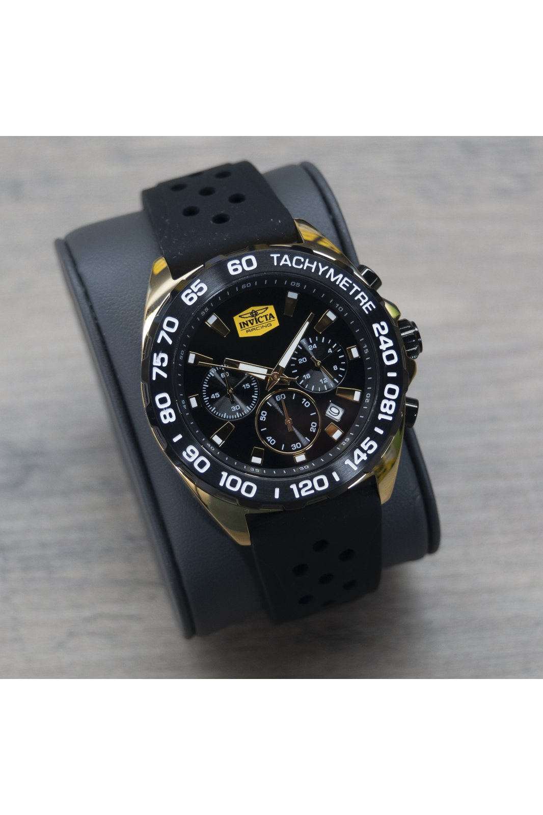 Invicta Racing 47769 Herrenuhr - Quarzwerk - Edelstahl mit schwarzem Zifferblatt - 43 mm