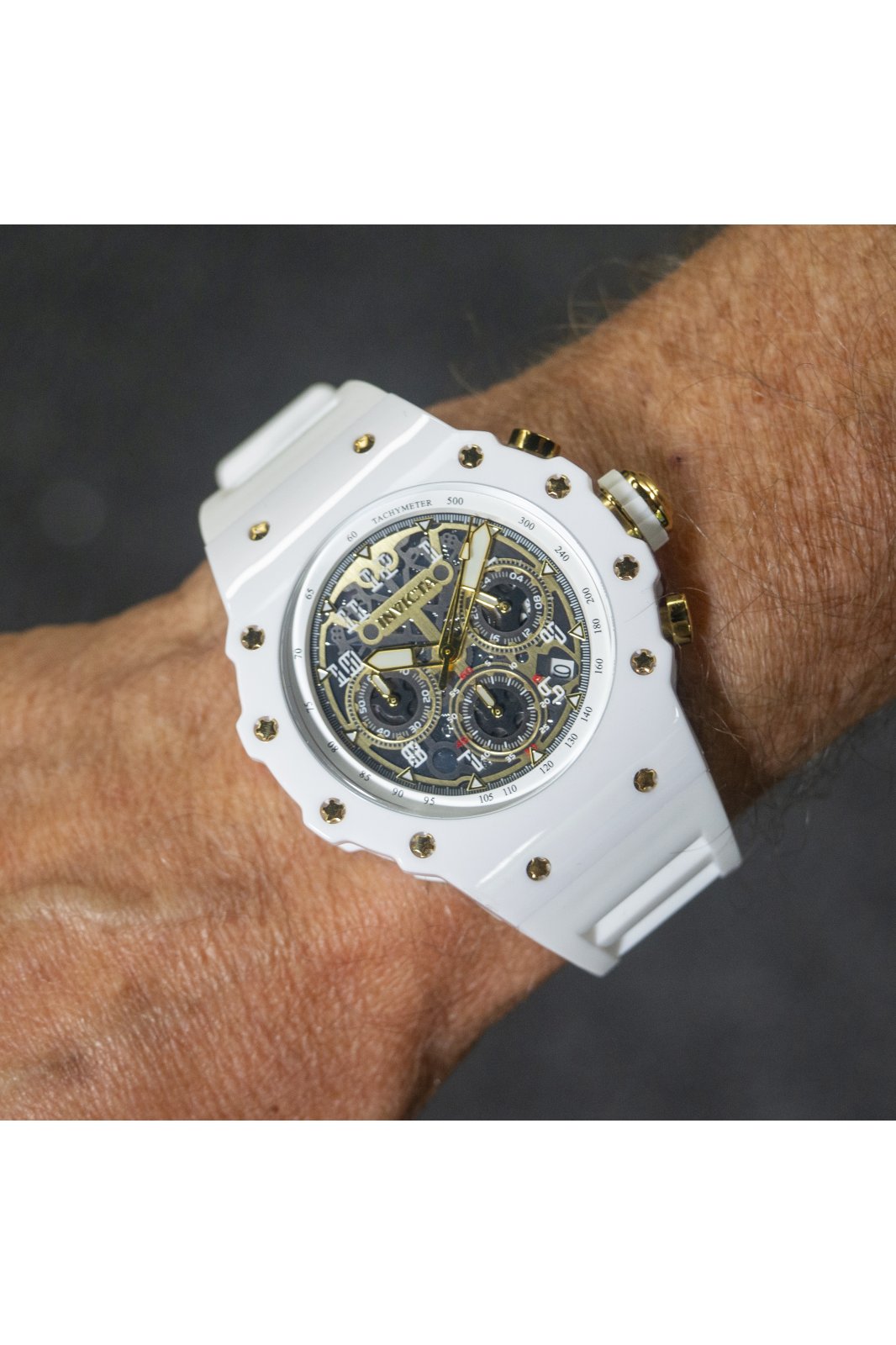 Invicta Racing 69649 Montre Homme - Mouvement Quartz - Acrylique avec Cadran Doré - 43 mm
