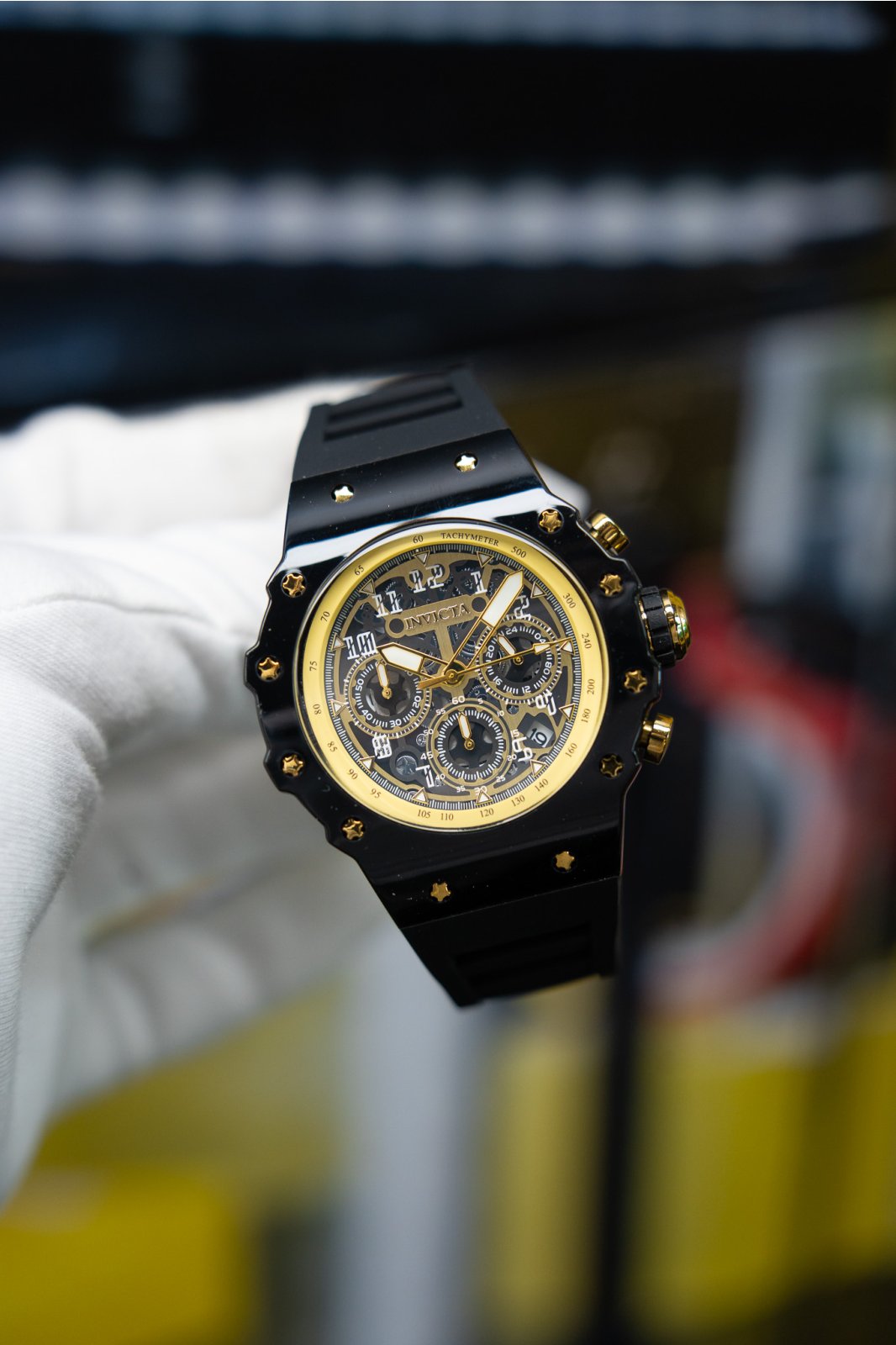 Invicta Racing 69662 Reloj de Hombre - Movimiento de Cuarzo - Acrílico con Esfera Dorada - 43 mm