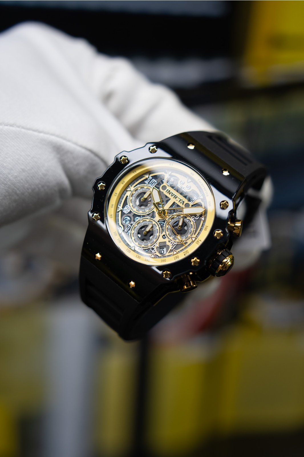 Invicta Racing 69662 Reloj de Hombre - Movimiento de Cuarzo - Acrílico con Esfera Dorada - 43 mm