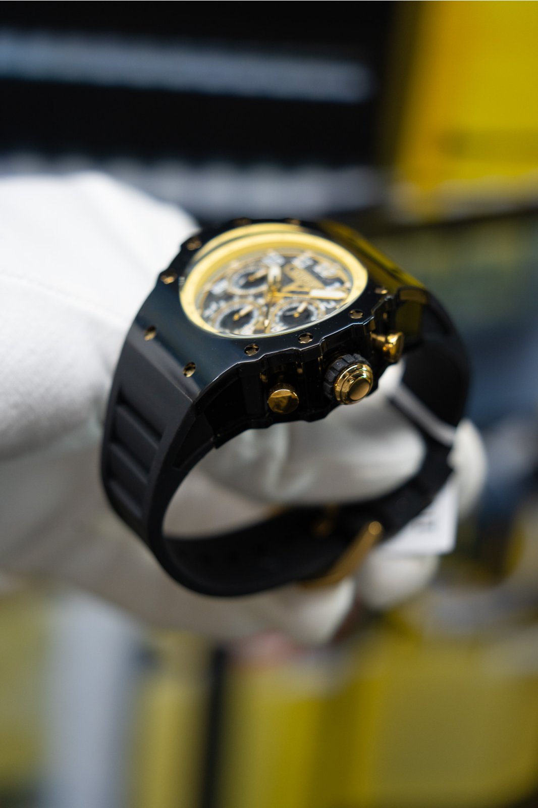 Invicta Racing 69662 Reloj de Hombre - Movimiento de Cuarzo - Acrílico con Esfera Dorada - 43 mm